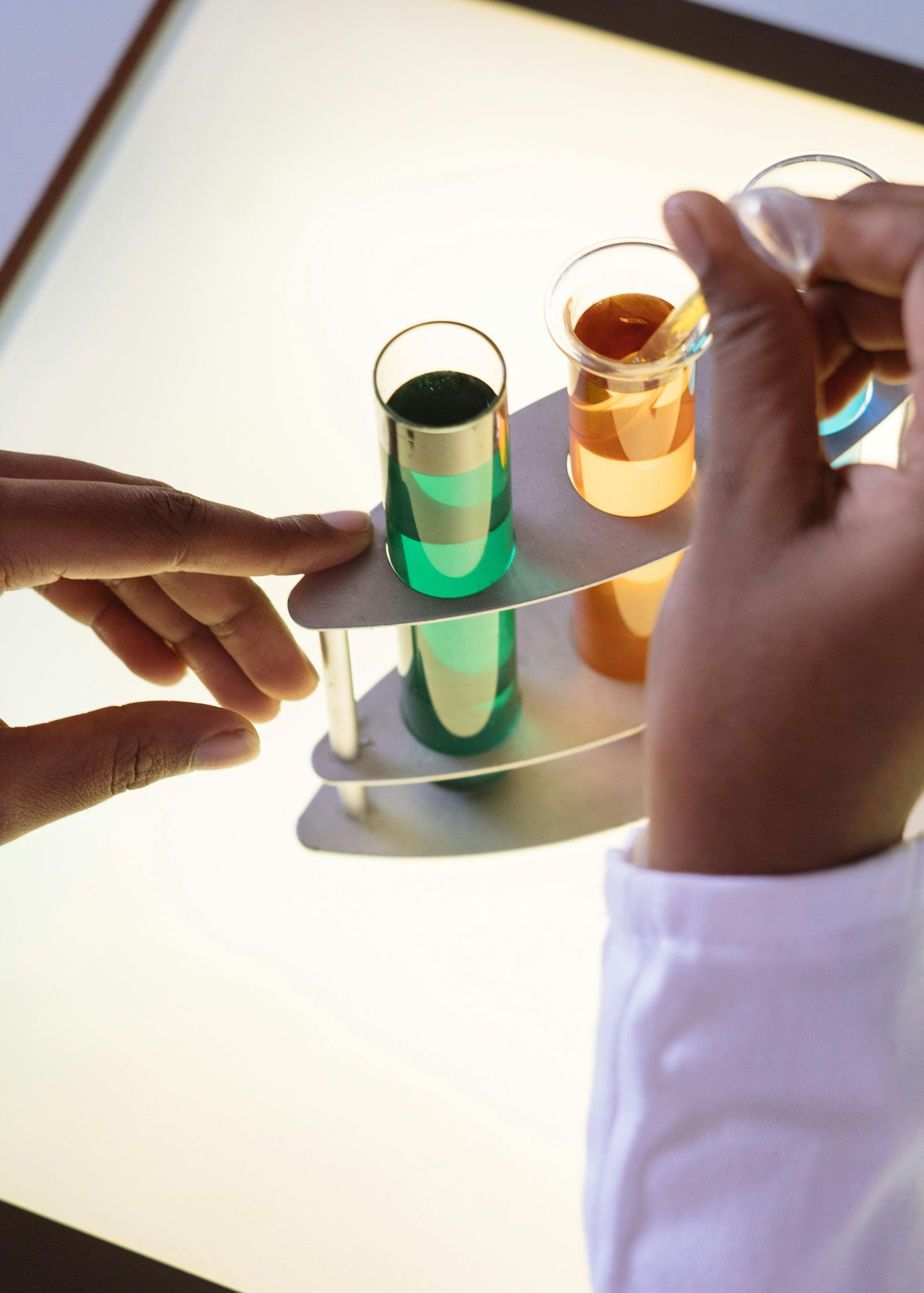 Beschichtete Metalloberflächen in verschiedenen Farbtönen